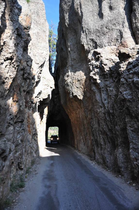 Atravessando um dos estreitos túneis na estrada cênica que corta a região das Black Hills, em South Dakota, nos Estados Unidos